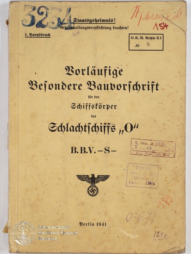 Vergilbtes Deckblatt eines 1941 in Berlin gedruckten deutschen Marineschriftstücks mit schwarzer Frakturschrift „Vorläufige Besondere Bauvorschrift für den Schiffskörper des Schlachtschiffs ‚O‘“, mehreren Stempeln und handschriftlichen Vermerken sowie einem schwarzen Reichsadler mit Hakenkreuz und einem Museumswasserzeichen unten links.