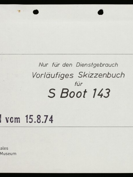Titelseite eines Skizzenbuchs mit eingerahmtem Text 'Vorläufiges Skizzenbuch für S Boot 143', Stempel 'Stand vom 15.8.74', Firmenstempel FR. Lürssen Werft Bremen‑Vegesack, Museumslogo unten links und zwei Lochungen oben.