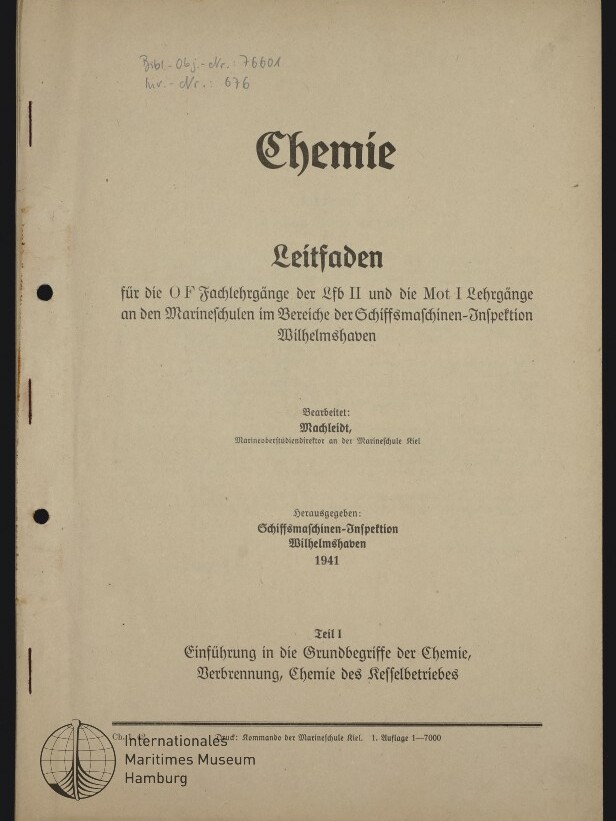 Deckblatt eines alten deutschen Lehrhefts mit dem großen Titel „Chemie“ und der Überschrift „Leitfaden“, gedruckt 1941 für die Schiffsmaschinen‑Inspektion Wilhelmshaven; auf vergilbtem Papier mit Lochungen am linken Rand und Museumslogo „Internationales Maritimes Museum Hamburg“ unten links.