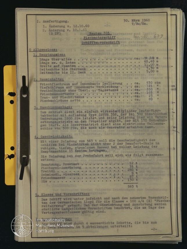 Schwarzweiß-Fotokopie eines technischen Schiffsformulars vom 30. März 1960 mit maschinenschriftlichen Spezifikationen (Länge, Rauminhalt, Maschinenanlage, Geschwindigkeit) für „Neubau 303“ Fischmotorschiff, gelochte linke Seite mit gelbem Registerstreifen und Museumswasserzeichen unten links.
