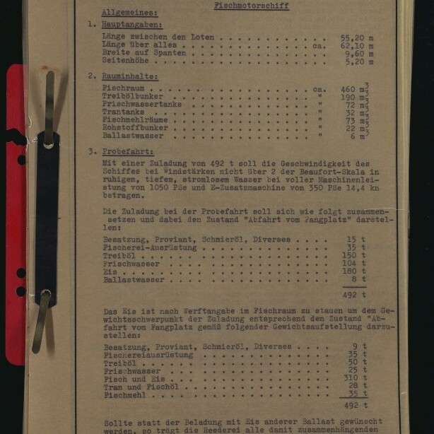 Maschinenschriftliches Technisches Blatt vom 18. März 1958 mit der Überschrift „Neubauten 304/305 Schiffbauvorschrift Fischmotorschiff“, enthält Maße, Rauminhalte und Probefahrtangaben, an der linken Kante mit Metallklammern in einem Ordner und rotem Registerstreifen befestigt, unten links Stempel „Internationales Maritimes Museum Hamburg“.