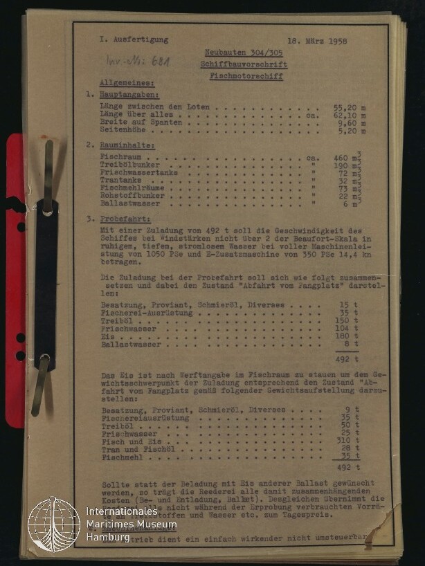Maschinenschriftliches Technisches Blatt vom 18. März 1958 mit der Überschrift „Neubauten 304/305 Schiffbauvorschrift Fischmotorschiff“, enthält Maße, Rauminhalte und Probefahrtangaben, an der linken Kante mit Metallklammern in einem Ordner und rotem Registerstreifen befestigt, unten links Stempel „Internationales Maritimes Museum Hamburg“.