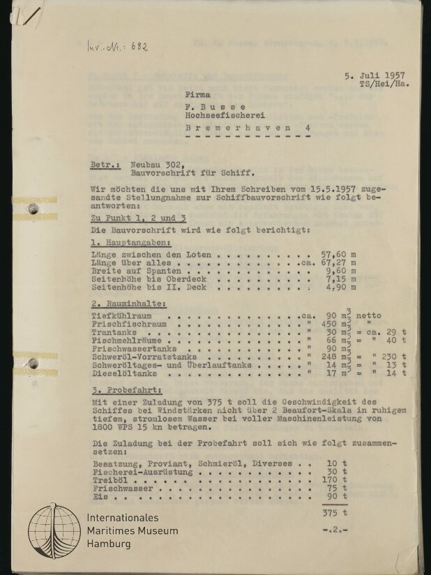Maschinenschriftliches Schreiben vom 5. Juli 1957 an die Firma P. Busse Hochseefischerei, Bremerhaven, mit der Betreffzeile ‚Bauvorschrift für Schiff‘ und tabellarischen Angaben zu Hauptmaßen, Rauminhalten und Probefahrt; gelochte und geheftete Seite mit Logo ‚Internationales Maritimes Museum Hamburg‘ unten links.