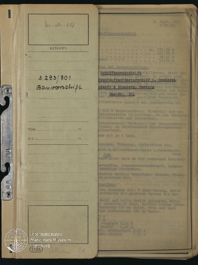 Offenes beige Aktenmäppchen mit Metallheftstreifen links; linke Innenseite zeigt ein Formular mit handschriftlicher Notiz „S.293/301 Bauvorschrift“ und Inventarnummer, rechts eine durchscheinende maschinengeschriebene Seite, unten links Museumssignet.