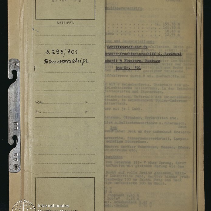Offenes beige Aktenmäppchen mit Metallheftstreifen links; linke Innenseite zeigt ein Formular mit handschriftlicher Notiz „S.293/301 Bauvorschrift“ und Inventarnummer, rechts eine durchscheinende maschinengeschriebene Seite, unten links Museumssignet.
