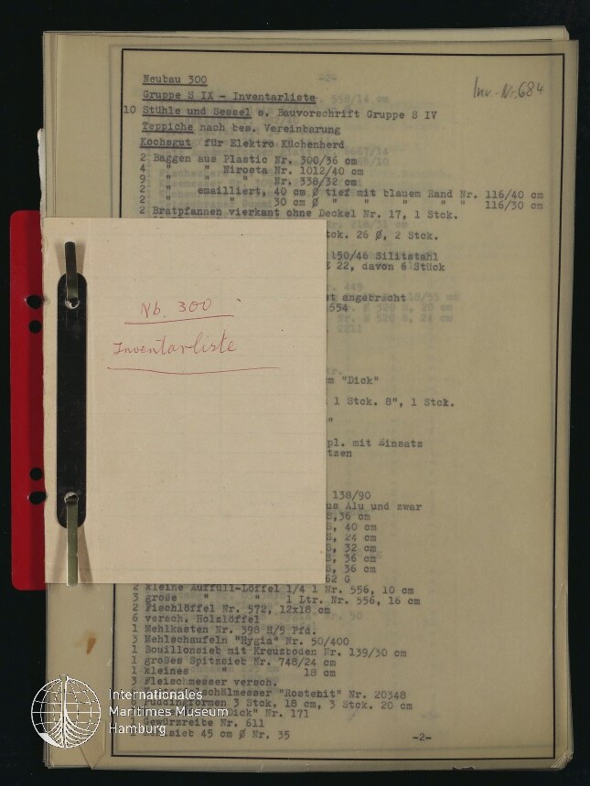 Stapel getippter Inventarlisten mit einem handschriftlichen Notizzettel 'Nb. 300 Inventarliste' oben, links roter Ringbuchfalz und Metallklammern sowie einem Museumslogo unten links.