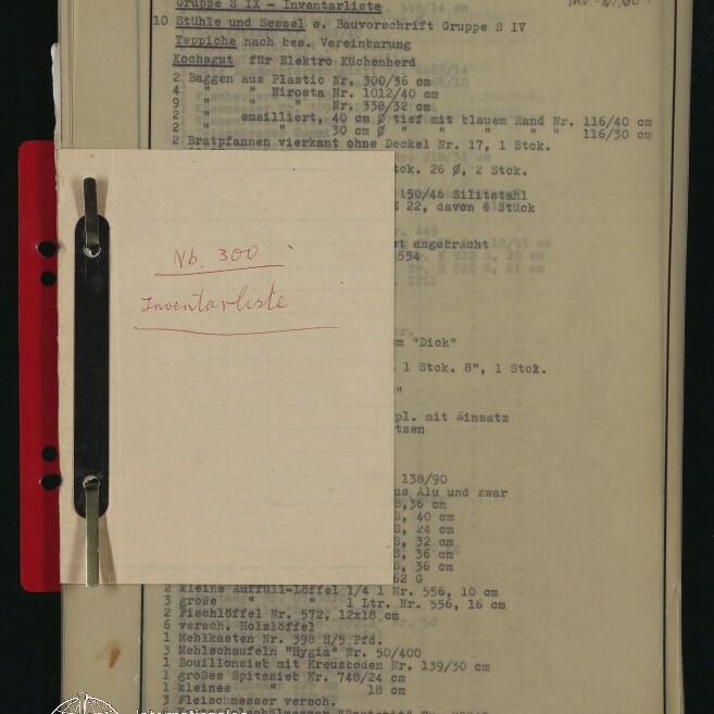 Stapel getippter Inventarlisten mit einem handschriftlichen Notizzettel 'Nb. 300 Inventarliste' oben, links roter Ringbuchfalz und Metallklammern sowie einem Museumslogo unten links.
