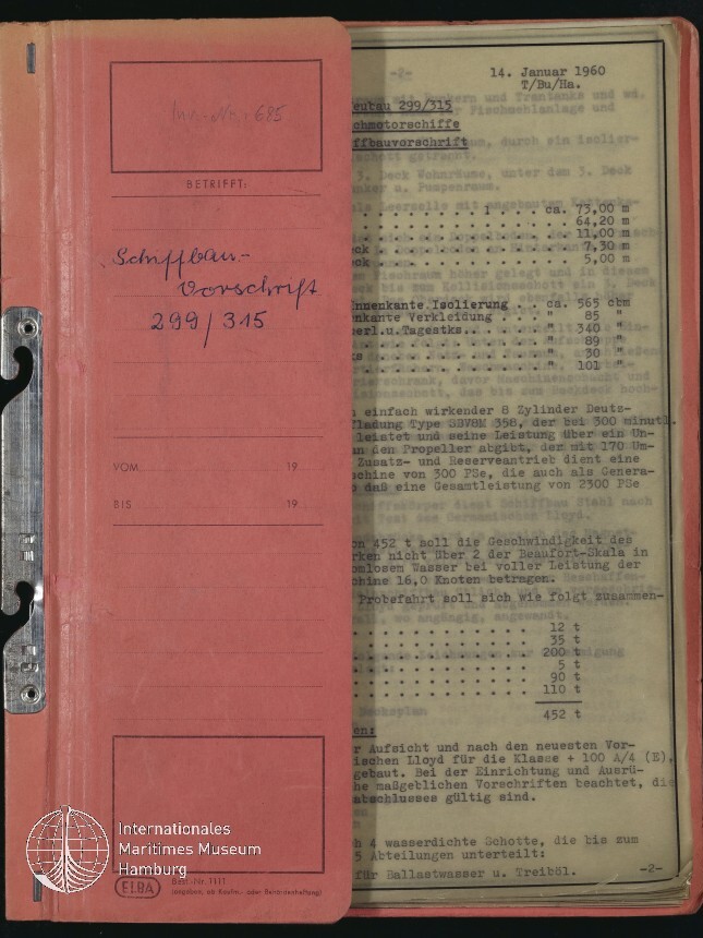 Teilweise geöffneter roter Ordner mit Metallklammer an der linken Seite; auf dem Vorderdeckel handschriftlich »Schiffbau-Vorschrift 299/315« und rechts ein sichtbar eingeklemmtes, getipptes Dokument mit Datum ‚14. Januar 1960‘ und technischen Tabellen, unten links weißes Logo des Internationalen Maritimen Museums Hamburg.