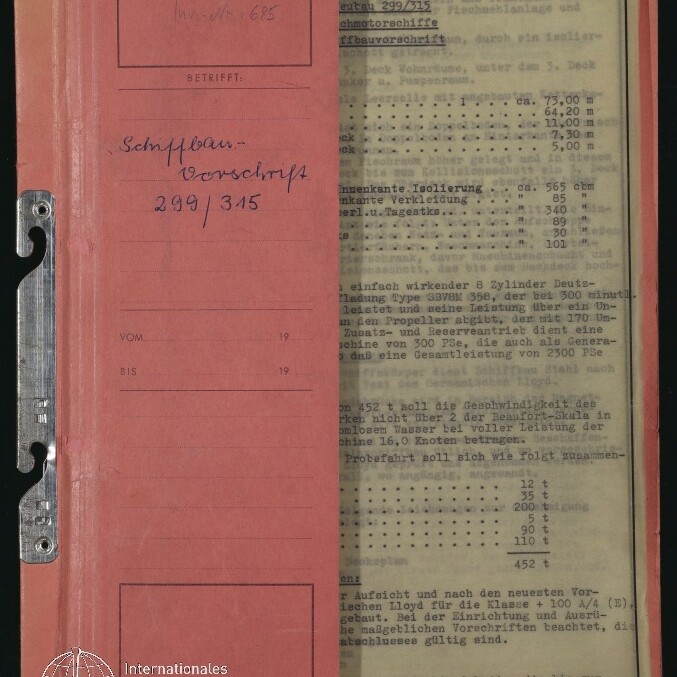 Teilweise geöffneter roter Ordner mit Metallklammer an der linken Seite; auf dem Vorderdeckel handschriftlich »Schiffbau-Vorschrift 299/315« und rechts ein sichtbar eingeklemmtes, getipptes Dokument mit Datum ‚14. Januar 1960‘ und technischen Tabellen, unten links weißes Logo des Internationalen Maritimen Museums Hamburg.