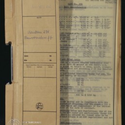 Offener beiger Leitz-Aktenumschlag mit handschriftlicher Beschriftung „Neubau 298 Bauvorschrift“, sichtbaren Metallklammern und dahinter einem durchscheinenden, getippten Dokument mit technischen Angaben (Yard No. 298, Hull Specification) sowie dem Logo des Internationalen Maritimen Museums Hamburg unten links.
