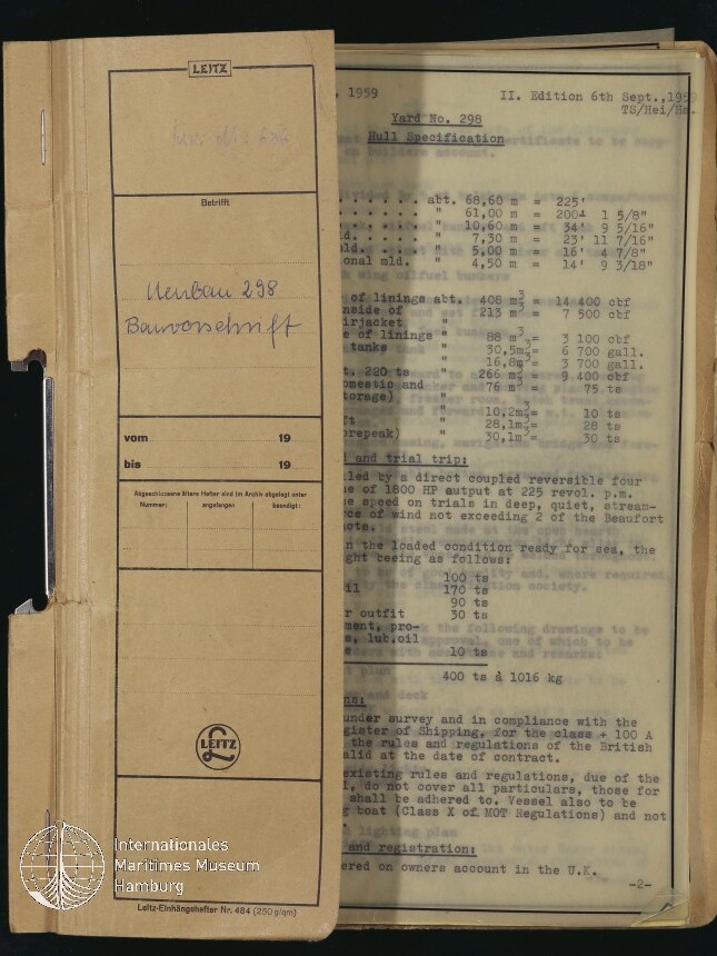 Offener beiger Leitz-Aktenumschlag mit handschriftlicher Beschriftung „Neubau 298 Bauvorschrift“, sichtbaren Metallklammern und dahinter einem durchscheinenden, getippten Dokument mit technischen Angaben (Yard No. 298, Hull Specification) sowie dem Logo des Internationalen Maritimen Museums Hamburg unten links.