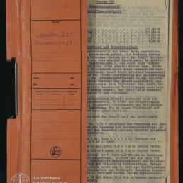 Geöffneter orangefarbener Leitz-Ordner links mit handschriftlicher Beschriftung 'Neubau 297' und rechts ein Maschinenschriftblatt vom 19. Juli 1957 mit technischen Angaben zu einem Frachtmotorschiff, unten links das Logo des Internationalen Maritimen Museums Hamburg.