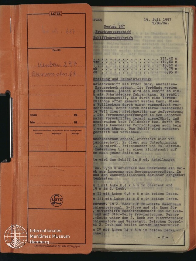 Geöffneter orangefarbener Leitz-Ordner links mit handschriftlicher Beschriftung 'Neubau 297' und rechts ein Maschinenschriftblatt vom 19. Juli 1957 mit technischen Angaben zu einem Frachtmotorschiff, unten links das Logo des Internationalen Maritimen Museums Hamburg.