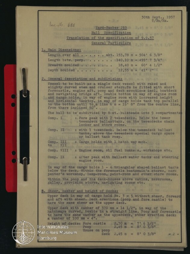 Getippte Seite einer Schiffsrumpf‑Spezifikation (Yard‑Number 293) vom 30. Sept. 1957 mit Maßen und Gliederung auf vergilbtem Papier, in einem roten Ringordner befestigt, oben links handschriftliche Nummer und unten links Logo des Internationalen Maritimen Museums Hamburg.