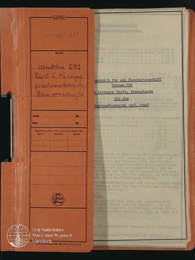 Oranger Leitz-Ordner mit aufgeklebtem Etikett und handschriftlichen Vermerken auf der linken Deckseite, halb geöffnet über durchscheinenden, maschinengeschriebenen Dokumenten rechts; Leitz-Logo und Stempel des Internationalen Maritimen Museums Hamburg unten links sichtbar.