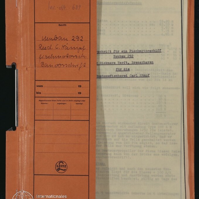 Oranger Leitz-Ordner mit aufgeklebtem Etikett und handschriftlichen Vermerken auf der linken Deckseite, halb geöffnet über durchscheinenden, maschinengeschriebenen Dokumenten rechts; Leitz-Logo und Stempel des Internationalen Maritimen Museums Hamburg unten links sichtbar.