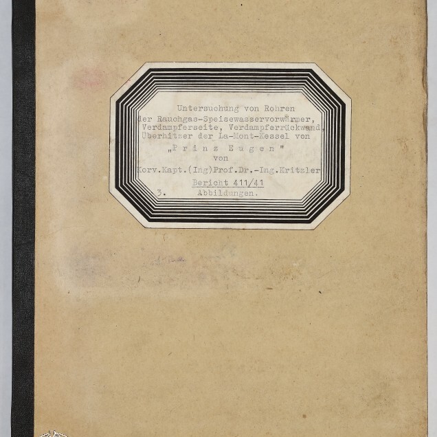 Beiges, leicht abgenutztes Dokumentenheft mit schwarzem Leinenrücken, mittig ein achteckiges Etikett mit getipptem deutschen Text über die Untersuchung von Rohren an der La‑Mont‑Kessel von „Prinz Eugen“, rote Nummer 397 oben rechts, Museumssiegel unten links und vereinzelte handschriftliche Notizen.