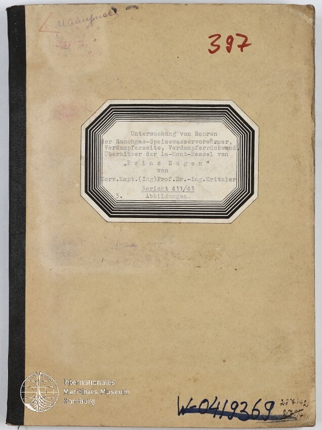Beiges, leicht abgenutztes Dokumentenheft mit schwarzem Leinenrücken, mittig ein achteckiges Etikett mit getipptem deutschen Text über die Untersuchung von Rohren an der La‑Mont‑Kessel von „Prinz Eugen“, rote Nummer 397 oben rechts, Museumssiegel unten links und vereinzelte handschriftliche Notizen.