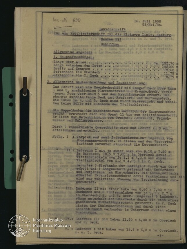 Gealtertes maschinengeschriebenes deutsches Bauvorschriftsblatt vom 16. Juli 1958 zur Rickmers-Linie mit handschriftlicher Inventarnummer oben, dicht bedrucktem Text in Abschnitten, gelochtem linken Rand und Metallordnerbefestigung; Museumslogo unten links.