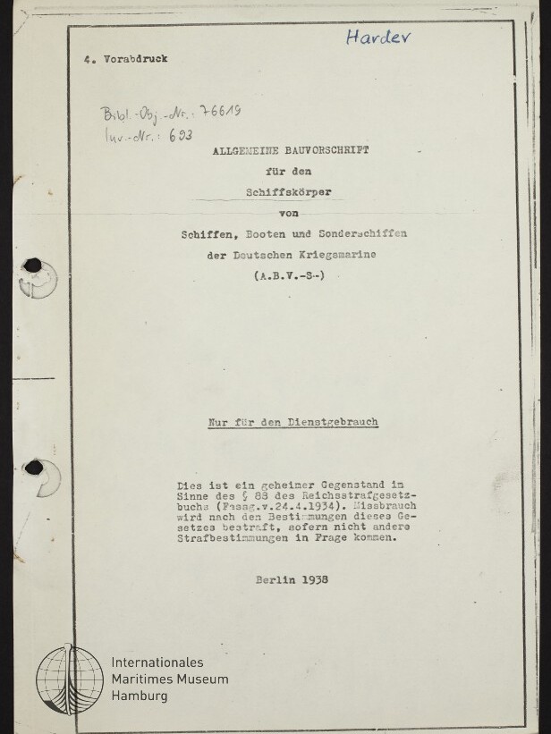 Deckblatt einer getippten Dienstvorschrift der Deutschen Kriegsmarine (Berlin 1938) mit dem Titel „Allgemeine Bauvorschrift für den Schiffskörper…“, handschriftlichem Vermerk oben rechts, zwei Lochungen am linken Rand und Museumsstempel des Internationalen Maritimen Museums Hamburg unten links.