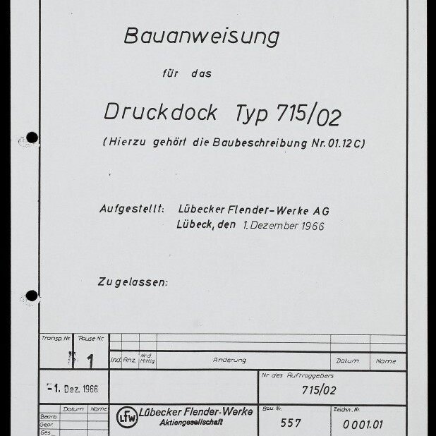 Titelseite einer Bauanweisung mit dem Titel Bauanweisung für das Druckdock Typ 715/02, ausgegeben von Lübecker Flender‑Werke AG, datiert Lübeck, den 1. Dezember 1966; weißes Formular mit schwarzem Rahmen, Tabellenfeldern unten, gelochtem Rand und Museumsstempel.