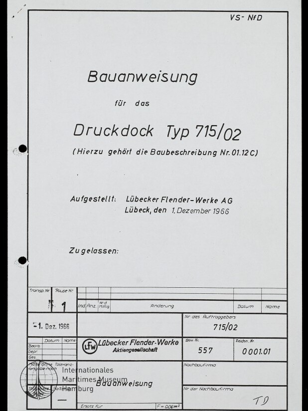 Titelseite einer Bauanweisung mit dem Titel Bauanweisung für das Druckdock Typ 715/02, ausgegeben von Lübecker Flender‑Werke AG, datiert Lübeck, den 1. Dezember 1966; weißes Formular mit schwarzem Rahmen, Tabellenfeldern unten, gelochtem Rand und Museumsstempel.