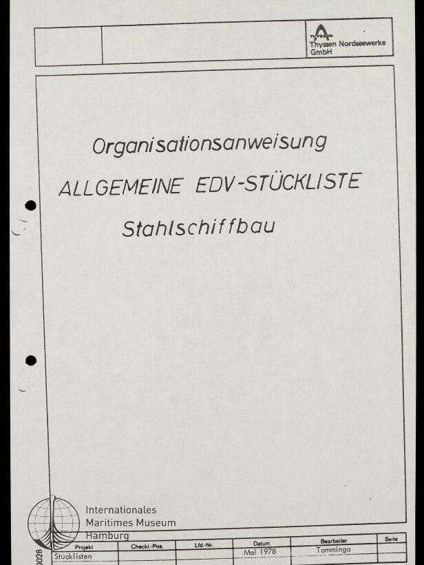 Titelseite eines Formulars mit dem handschriftlich wirkenden Titel „Organisationsanweisung ALLGEMEINE EDV‑STÜCKLISTE Stahlschiffbau“, Thyssen Nordseewerke GmbH‑Logo oben rechts, Logo des Internationalen Maritimen Museums Hamburg unten links, Lochung am linken Rand und Datumsfeld „Mai 1978“ im unteren Formularbereich.