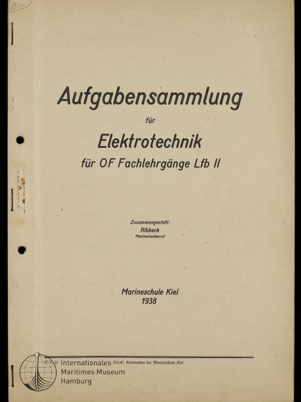 Beige Umschlag einer 1938 erschienenen Ausbildungsbroschüre mit dem großen Titel Aufgabensammlung für Elektrotechnik für OF Fachlehrgänge Lfb II, gelochten Rand, Rostflecken an der Heftung und Stempel des Internationalen Maritimen Museums Hamburg.