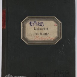 Dunkelgrüner Leinenbucheinband mit eckigem Aufkleber, auf dem groß die Zahl 15585, der Schriftzug Linienschiff „Ers. Wörth“ und handschriftlich in Rot „Baden“ stehen; unten links das Logo des Internationalen Maritimen Museums Hamburg.