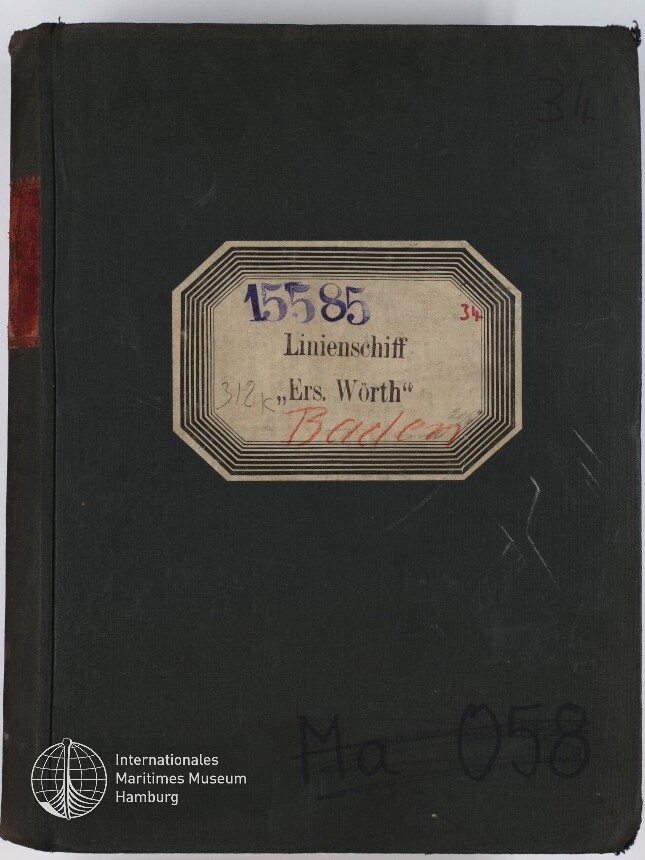 Dunkelgrüner Leinenbucheinband mit eckigem Aufkleber, auf dem groß die Zahl 15585, der Schriftzug Linienschiff „Ers. Wörth“ und handschriftlich in Rot „Baden“ stehen; unten links das Logo des Internationalen Maritimen Museums Hamburg.