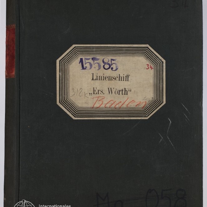 Dunkelgrüner Leinenbucheinband mit eckigem Aufkleber, auf dem groß die Zahl 15585, der Schriftzug Linienschiff „Ers. Wörth“ und handschriftlich in Rot „Baden“ stehen; unten links das Logo des Internationalen Maritimen Museums Hamburg.