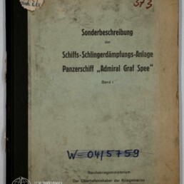 Altes, vergilbtes Deckblatt eines technischen Bandes mit schwarzem Einbandrand, betitelt „Sonderbeschreibung der Schiffs‑Schlingerdämpfungs‑Anlage Panzerschiff ‚Admiral Graf Spee‘ Band I“, mit handschriftlichen Nummern und Stempeln, einer durchgestrichenen blauen Inventarnummer und dem Vermerk Reichskriegsministerium Berlin 1935.
