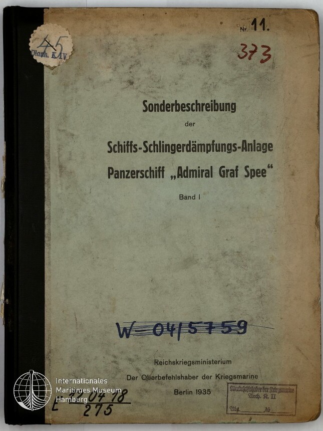 Altes, vergilbtes Deckblatt eines technischen Bandes mit schwarzem Einbandrand, betitelt „Sonderbeschreibung der Schiffs‑Schlingerdämpfungs‑Anlage Panzerschiff ‚Admiral Graf Spee‘ Band I“, mit handschriftlichen Nummern und Stempeln, einer durchgestrichenen blauen Inventarnummer und dem Vermerk Reichskriegsministerium Berlin 1935.