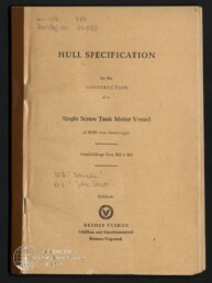 Vergilbtes Deckblatt eines Schiffbauspezifikationshefts mit der Überschrift HULL SPECIFICATION für den Bau eines Single Screw Tank Motor Vessel von 20.300 Tonnen Deadweight, handschriftlichen Notizen, linkem Heftstreifen, Bremer Vulkan-Logo und -Schriftzug unten sowie Museumswasserzeichen in der linken unteren Ecke.