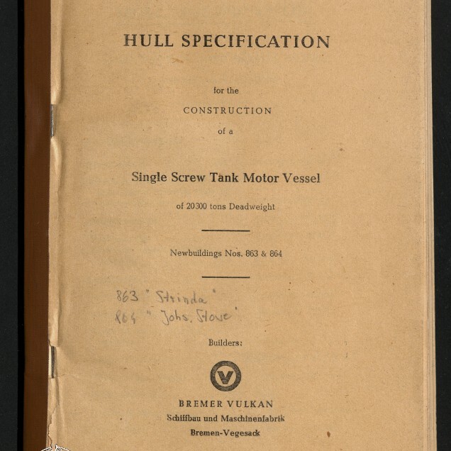Vergilbtes Deckblatt eines Schiffbauspezifikationshefts mit der Überschrift HULL SPECIFICATION für den Bau eines Single Screw Tank Motor Vessel von 20.300 Tonnen Deadweight, handschriftlichen Notizen, linkem Heftstreifen, Bremer Vulkan-Logo und -Schriftzug unten sowie Museumswasserzeichen in der linken unteren Ecke.