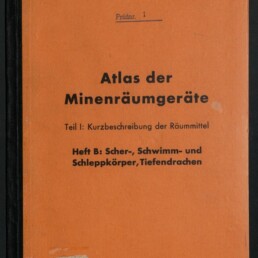Orangefarbener Buchumschlag mit schwarzem Rücken, großer Titel 