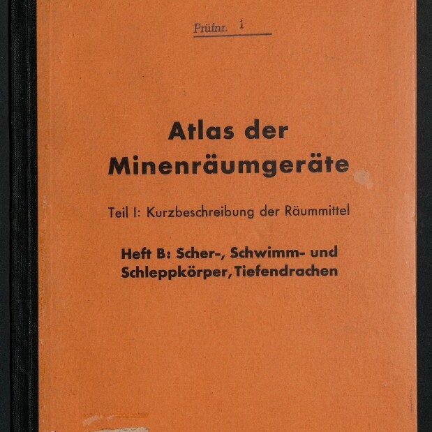 Orangefarbener Buchumschlag mit schwarzem Rücken, großer Titel 