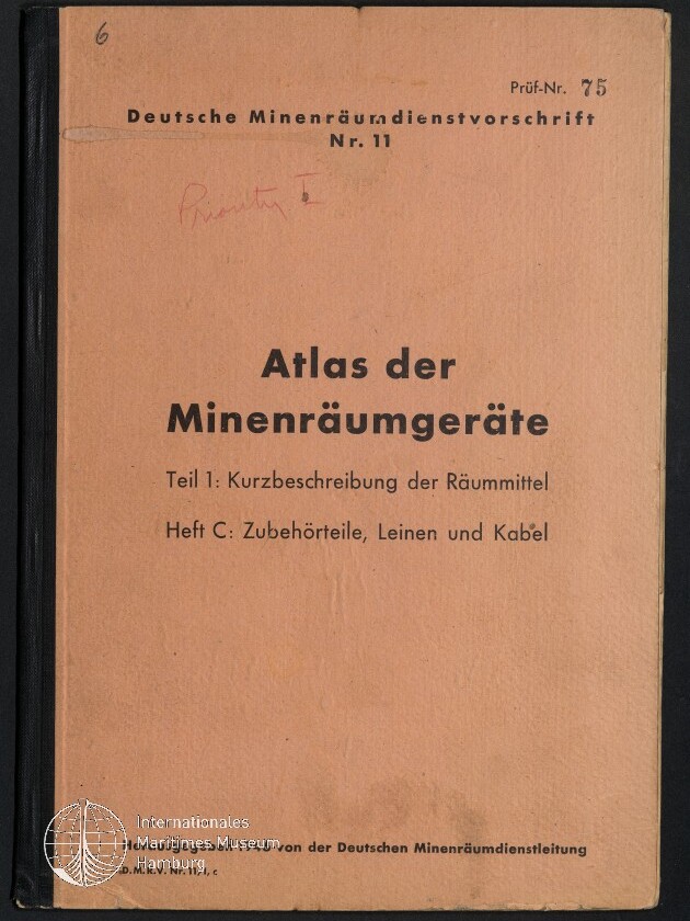 Orangebraunes Heft mit schwarzem Buchrücken, fettem Titel ‚Atlas der Minenräumgeräte‘; oben ‚Deutsche Minenräumdienstvorschrift Nr. 11‘ und ‚Prüf‑Nr. 75‘, darunter ‚Teil 1: Kurzbeschreibung der Räummittel‘ und ‚Heft C: Zubehörteile, Leinen und Kabel‘, mit roter Handschrift in der oberen Hälfte und Museumsstempel unten links.
