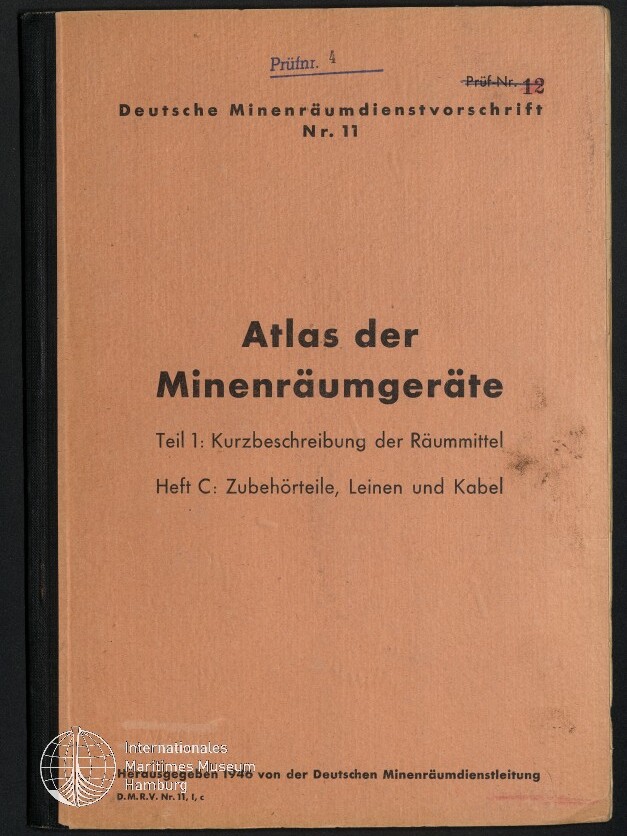 Orangefarbener Bucheinband mit schwarzem Rücken, gedrucktem Titel »Atlas der Minenräumgeräte – Teil 1: Kurzbeschreibung der Räummittel; Heft C: Zubehörteile, Leinen und Kabel«, darüber die Aufschrift »Deutsche Minenräumdienstvorschrift Nr. 11« und ein handschriftlicher Prüfvermerk.