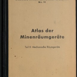 Beiger Buchumschlag mit schwarzem Rückenklebeband: oben die Zeile 'Deutsche Minenräumdienstvorschrift Nr. 11' und Prüfnr. 444, in der Mitte der Titel 'Atlas der Minenräumgeräte' und darunter 'Teil II: Mechanische Räumgeräte', unten links ein Siegel 'Internationales Maritimes Museum Hamburg'.