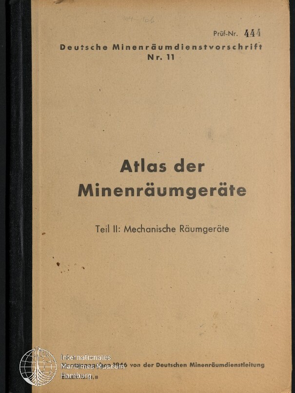 Beiger Buchumschlag mit schwarzem Rückenklebeband: oben die Zeile 'Deutsche Minenräumdienstvorschrift Nr. 11' und Prüfnr. 444, in der Mitte der Titel 'Atlas der Minenräumgeräte' und darunter 'Teil II: Mechanische Räumgeräte', unten links ein Siegel 'Internationales Maritimes Museum Hamburg'.