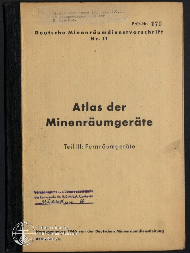 Beiger Buchdeckel mit schwarzem Einband links, großer Titel »Atlas der Minenräumgeräte – Teil III: Fernräumgeräte«, Überschrift »Deutsche Minenräumdienstvorschrift Nr. 11«, Prüfnummer oben rechts, violette Stempel‑ und Handschrifteinträge sowie ein rundes Museumslogo unten links.