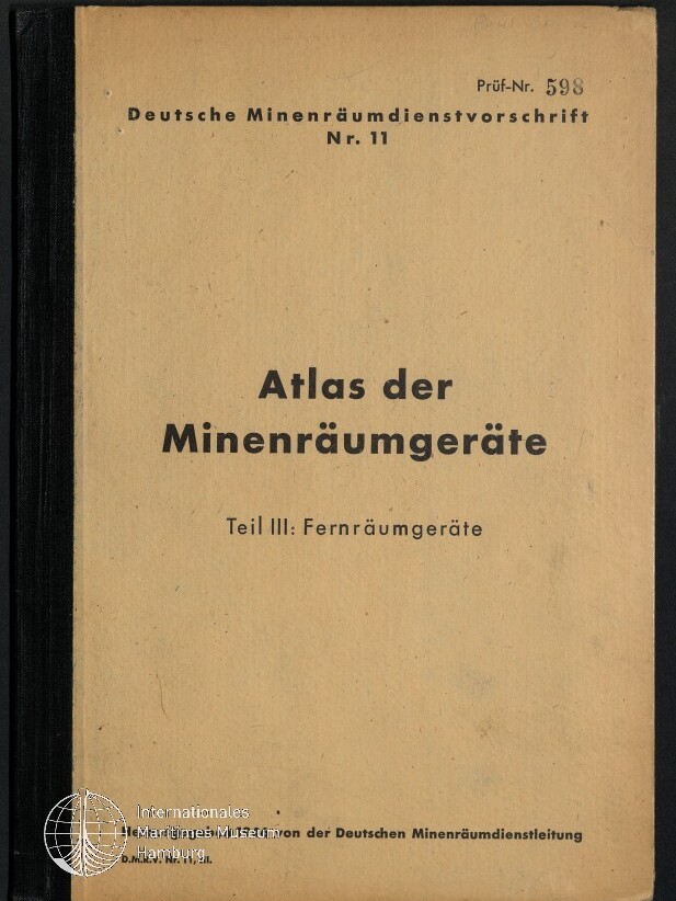 Beige Buchdeckel mit schwarzem Rücken und dem Titel 'Atlas der Minenräumgeräte Teil III: Fernräumgeräte', darüber die Zeile 'Deutsche Minenräumdienstvorschrift Nr. 11' und oben rechts Prüf-Nr. 598 sowie ein Museumssiegel unten links.