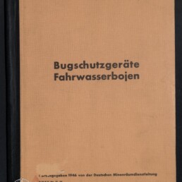 Braunes Leinen-Buchcover mit schwarzem Rücken, mittig großer Titel ‚Bugschutzgeräte Fahrwasserbojen‘, oben die Kopfzeile ‚Deutsche Minenräumdienstvorschrift Nr. 11, IV‘ sowie ein Prüfstempel und Aufkleber ‚193‘, unten kleines Veröffentlichungsjahr 1946 und ein Museumslogo.