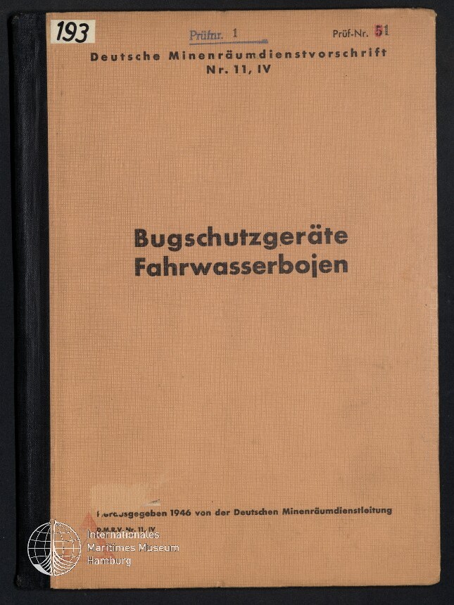 Braunes Leinen-Buchcover mit schwarzem Rücken, mittig großer Titel ‚Bugschutzgeräte Fahrwasserbojen‘, oben die Kopfzeile ‚Deutsche Minenräumdienstvorschrift Nr. 11, IV‘ sowie ein Prüfstempel und Aufkleber ‚193‘, unten kleines Veröffentlichungsjahr 1946 und ein Museumslogo.