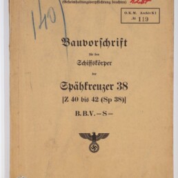 Vergilbtes Deckblatt einer deutschen Dienstschrift mit dem Titel „Bauvorschrift für den Schiffskörper der Spähkreuzer 38“ (Berlin 1941), versehen mit einer handschriftlichen blauen Markierung „140“, roten Stempeln, einem rechteckigen Archivaufkleber „O.K.M. Archiv Kl Nr 119“ und dem Reichsadler-Emblem mit Hakenkreuz.