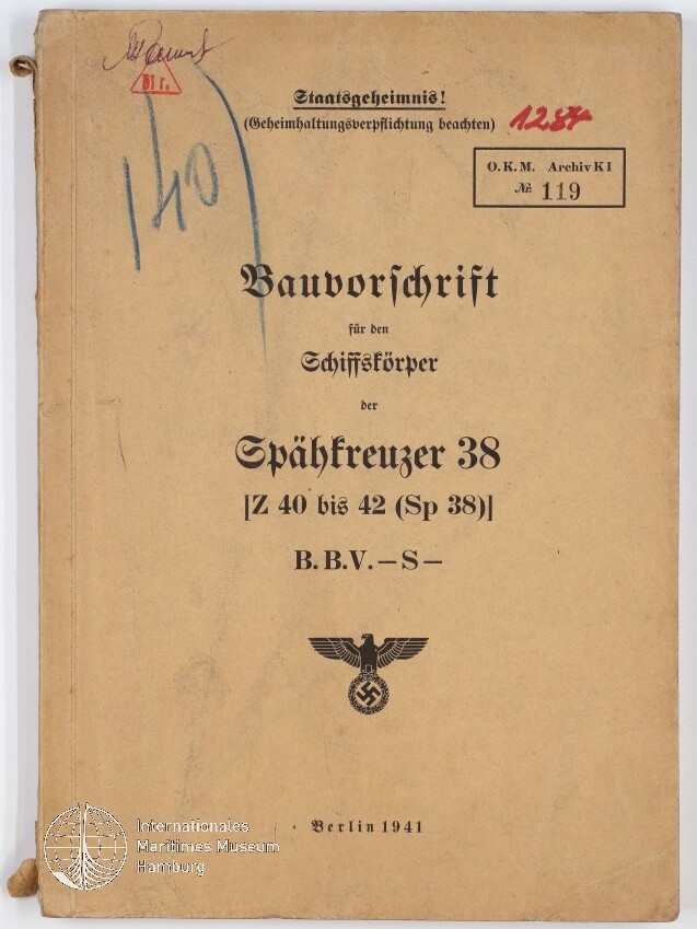 Vergilbtes Deckblatt einer deutschen Dienstschrift mit dem Titel „Bauvorschrift für den Schiffskörper der Spähkreuzer 38“ (Berlin 1941), versehen mit einer handschriftlichen blauen Markierung „140“, roten Stempeln, einem rechteckigen Archivaufkleber „O.K.M. Archiv Kl Nr 119“ und dem Reichsadler-Emblem mit Hakenkreuz.