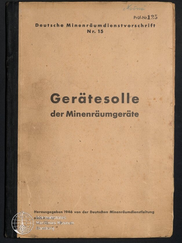 Verblasstes beigefarbenes Buch mit schwarzem Rücken, Titel groß in der Mitte: „Gerätesolle der Minenräumgeräte“, oben „Deutsche Minenräumdienstvorschrift Nr. 15“, unten Verlagsangabe 1946 und Museumssignet.