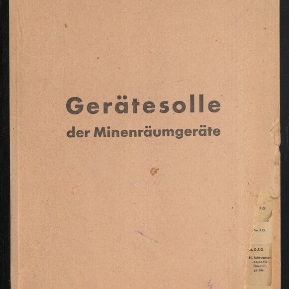 Beiger Umschlag eines historischen deutschen Handbuchs mit der Überschrift Deutsche Minenräumdienstvorschrift Nr. 15 oben und großem Titel Gerätesolle der Minenräumgeräte in der Mitte, mit einem Museumsstempel unten links.