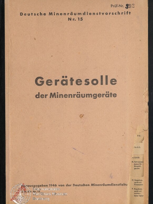 Beiger Umschlag eines historischen deutschen Handbuchs mit der Überschrift Deutsche Minenräumdienstvorschrift Nr. 15 oben und großem Titel Gerätesolle der Minenräumgeräte in der Mitte, mit einem Museumsstempel unten links.